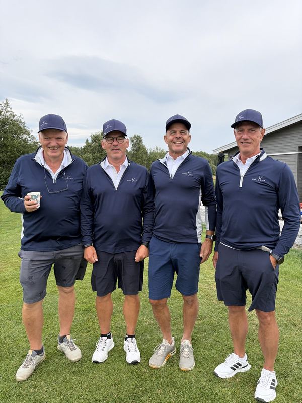 Fire golfspillere i like Haga Golf-gensere og capser